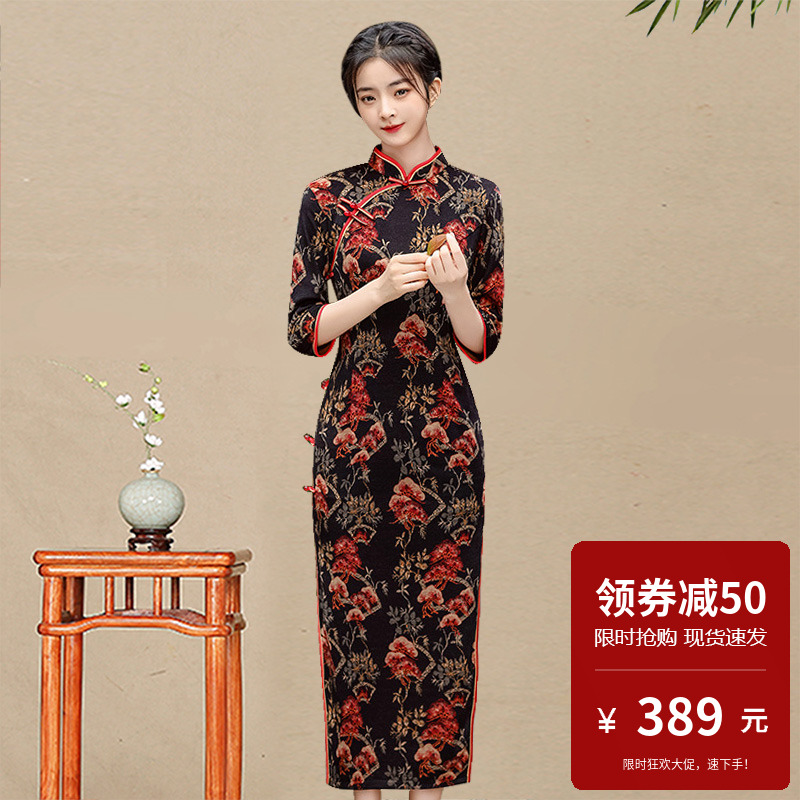 绒面旗袍长款七分袖黑底红花图案秋冬穿的改良矮个子妈妈裙时尚女