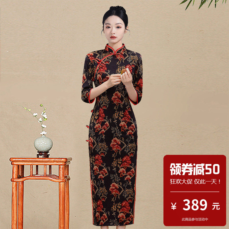 绒面旗袍长款七分袖黑底红花图案秋冬穿的改良矮个子妈妈裙时尚女