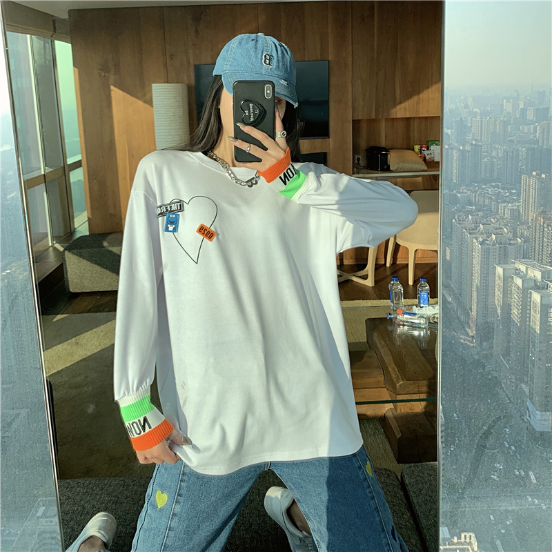 New long sleeve white T-shirt with medium length loose top