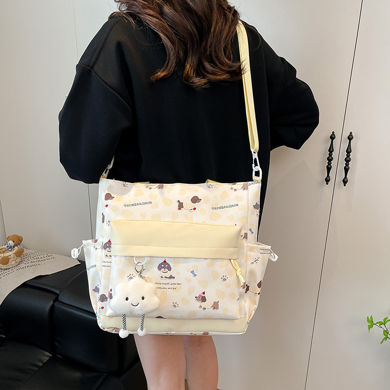 学生上课补习斜挎女托特包