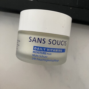 无盒无期实到26.9 茜素斯每日维生素加强保湿霜 淡黄色膏体