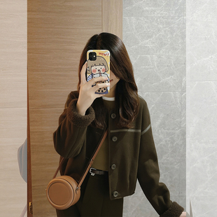 绝美军绿色短款麂皮夹克外套女2026新款秋冬复古气质宽松加绒上衣