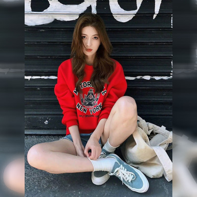 【赠送运费险】复古红色印花卫衣