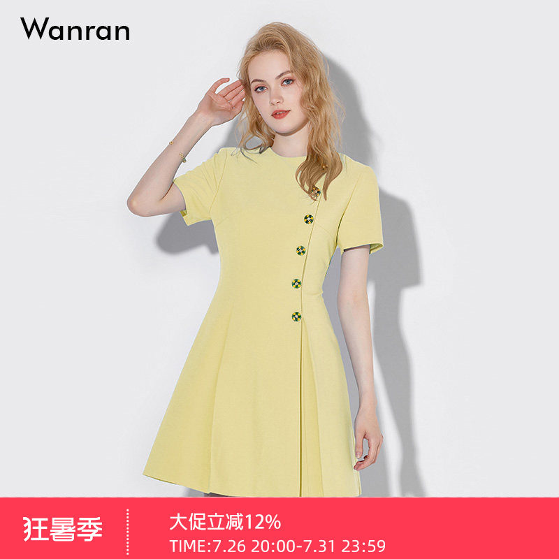 2026夏季新款时尚气质减龄马卡龙色系收腰纽扣装饰显瘦A摆连衣裙