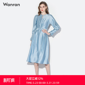 2026春装新款时尚气质法式灯笼袖缎面设计感立裁修身大摆连衣裙女