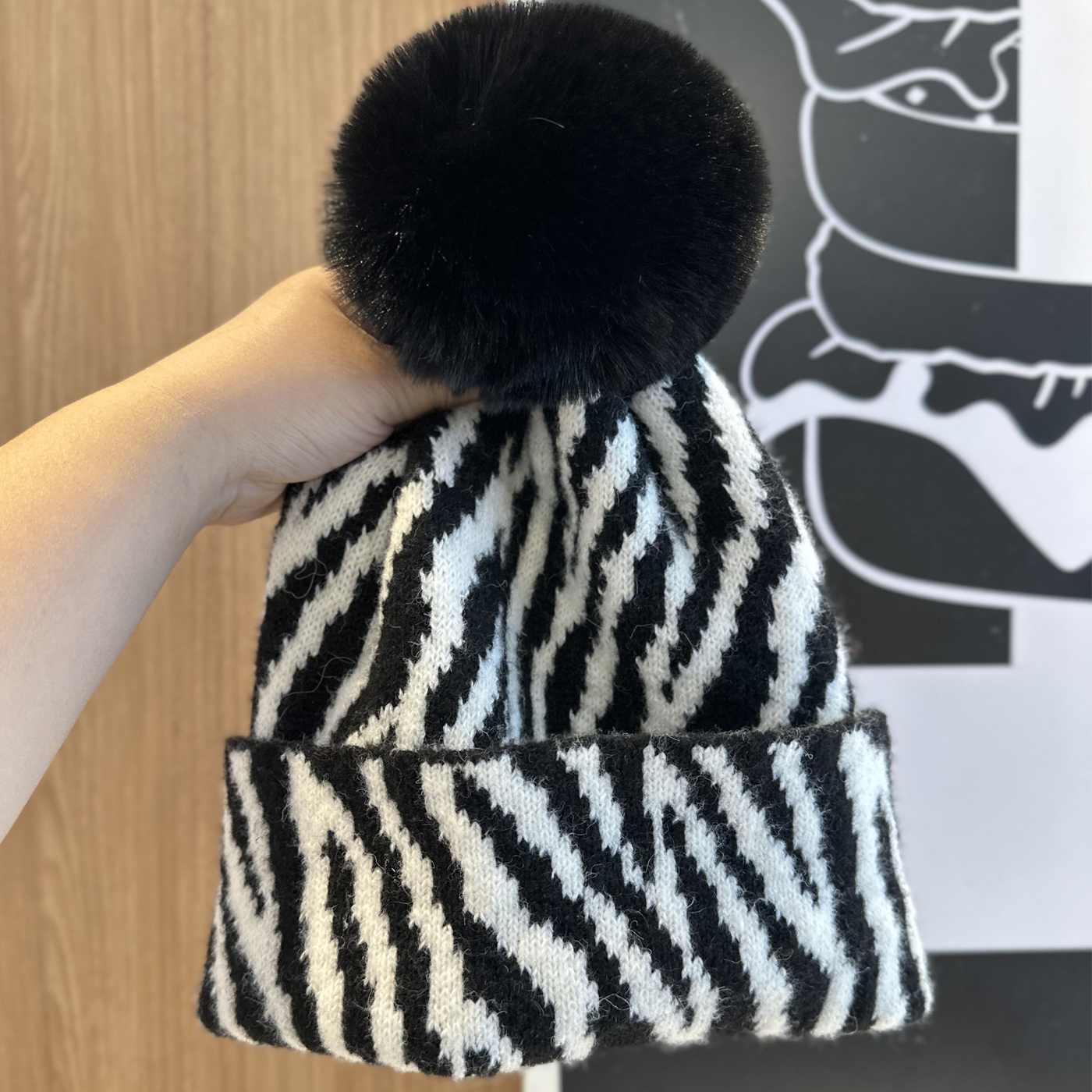 斑马纹兔毛毛球针织帽子