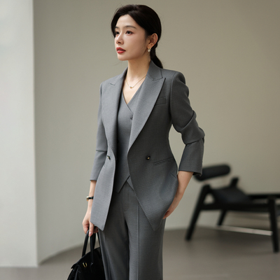 通勤神器｜浅灰套装衬出冷白皮