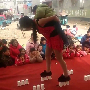 纸杯上走人专用纸杯魔术杂技特技绝活表演道具脚踩纸杯走人材料