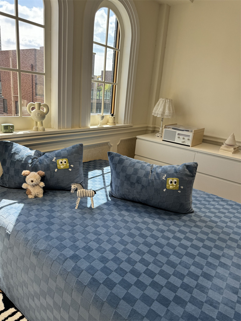 雾霾蓝华夫格牛奶绒刺绣床单单件