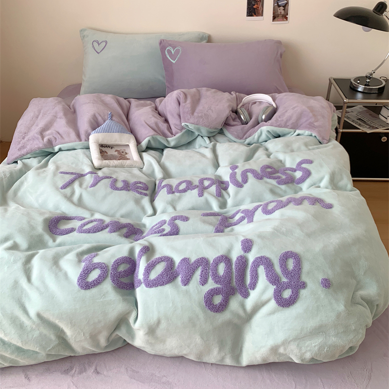 牛奶绒刺绣蓝紫色字母床上四件套