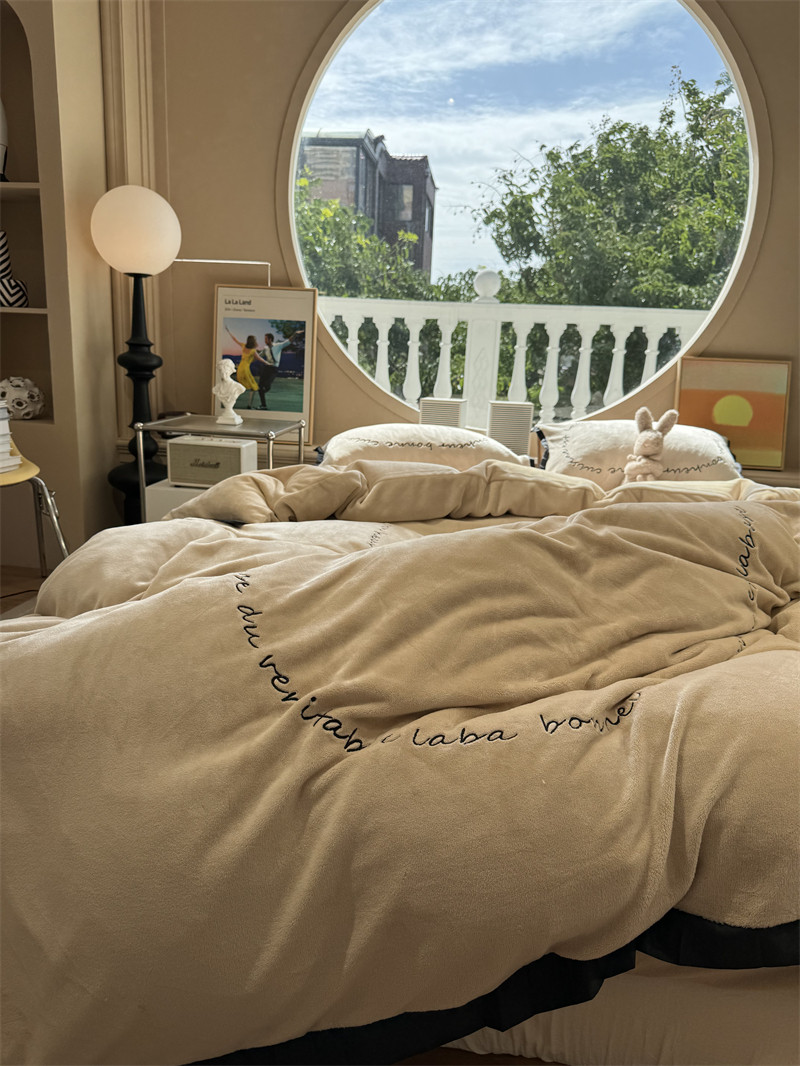 美拉德牛奶绒刺绣莫妮卡咖四件套