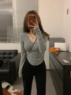 百搭好物 Viiwen 软糯V领显瘦弧边长袖 T恤 纯欲辣妹短款 正肩修身