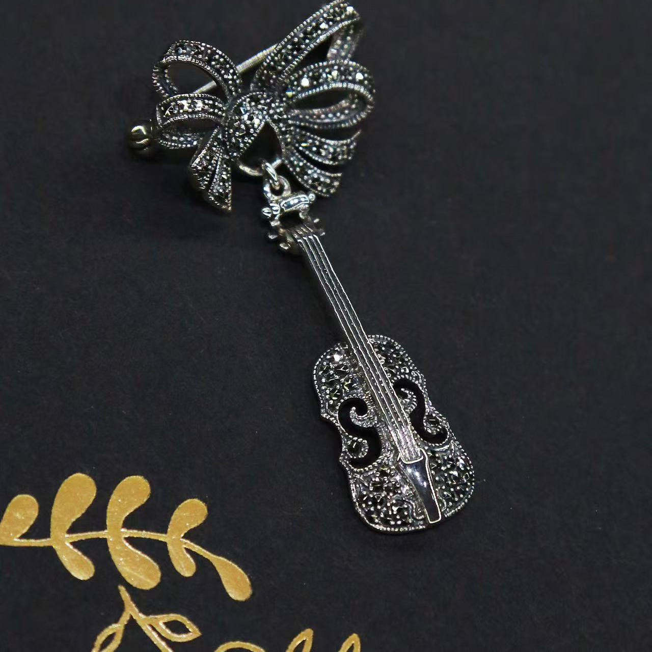 琦凡珠宝英式古典S925银小众复古优雅马克赛石蝴蝶结小提琴胸针