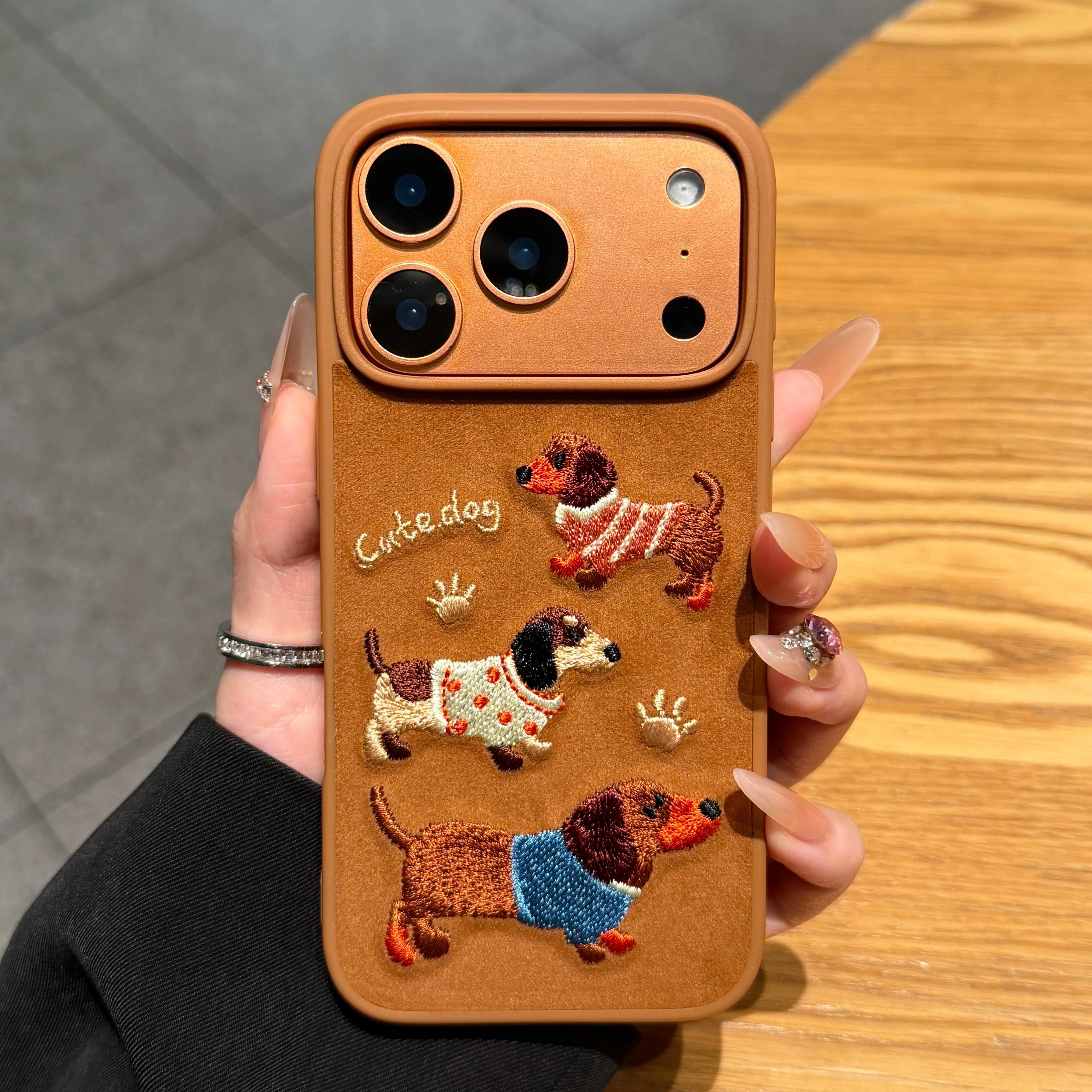 酷图适用苹果17promax手机壳新款iphone17刺绣腊肠狗16pro保护套女13个性带手链14pm全包防摔15pro网红高级感