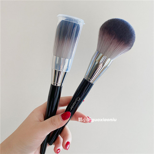 小妞巨大超软保护盖散蜜粉刷脸部