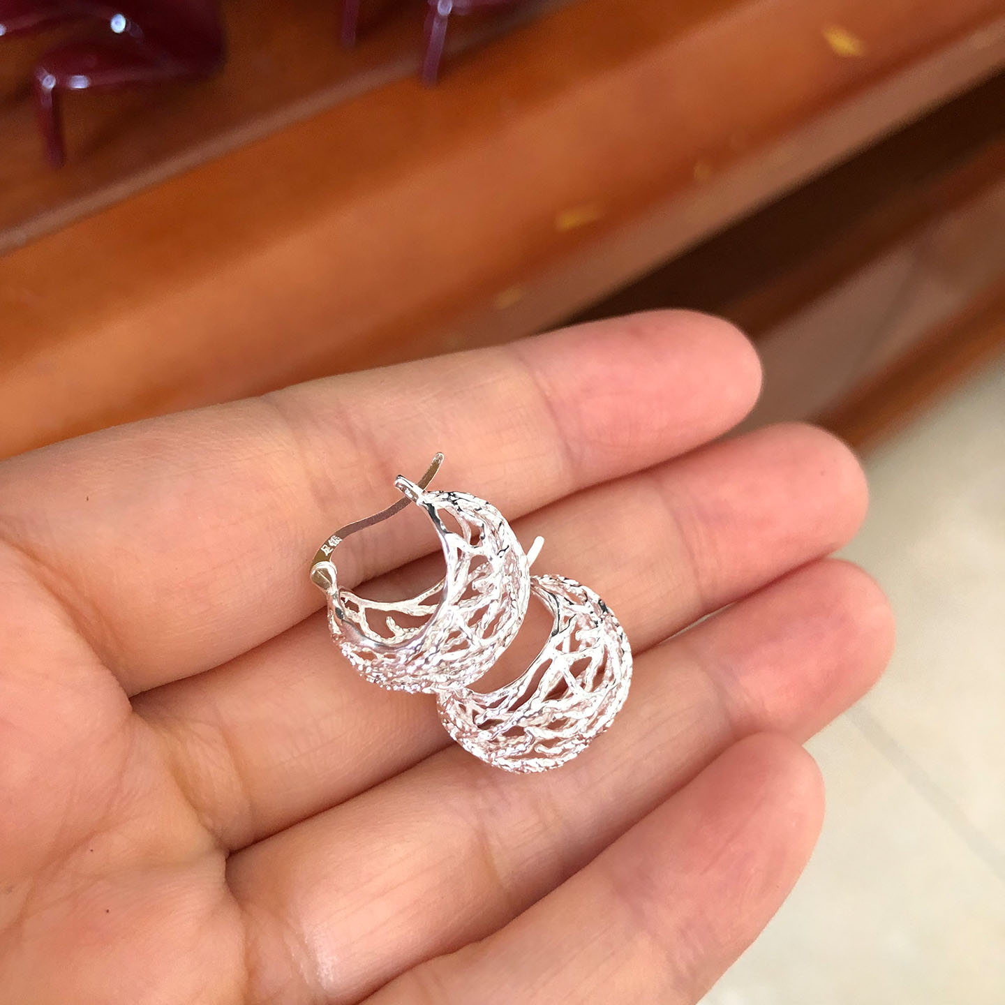 通体足银990带证书时尚感镂空半球状花篮耳扣