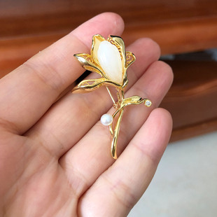 花朵造型天然和田玉胸针淡水珍珠精致胸花 优雅气质款