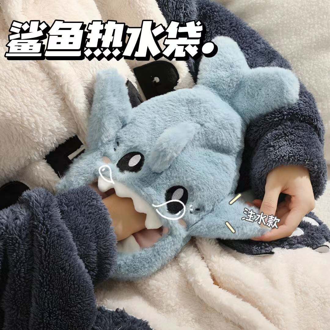 热水袋暖水袋注水可爱卡通鲨鱼冬季毛绒防爆敷肚子情侣插手暖手宝