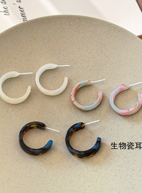 适合日常通勤的生物瓷耳钉