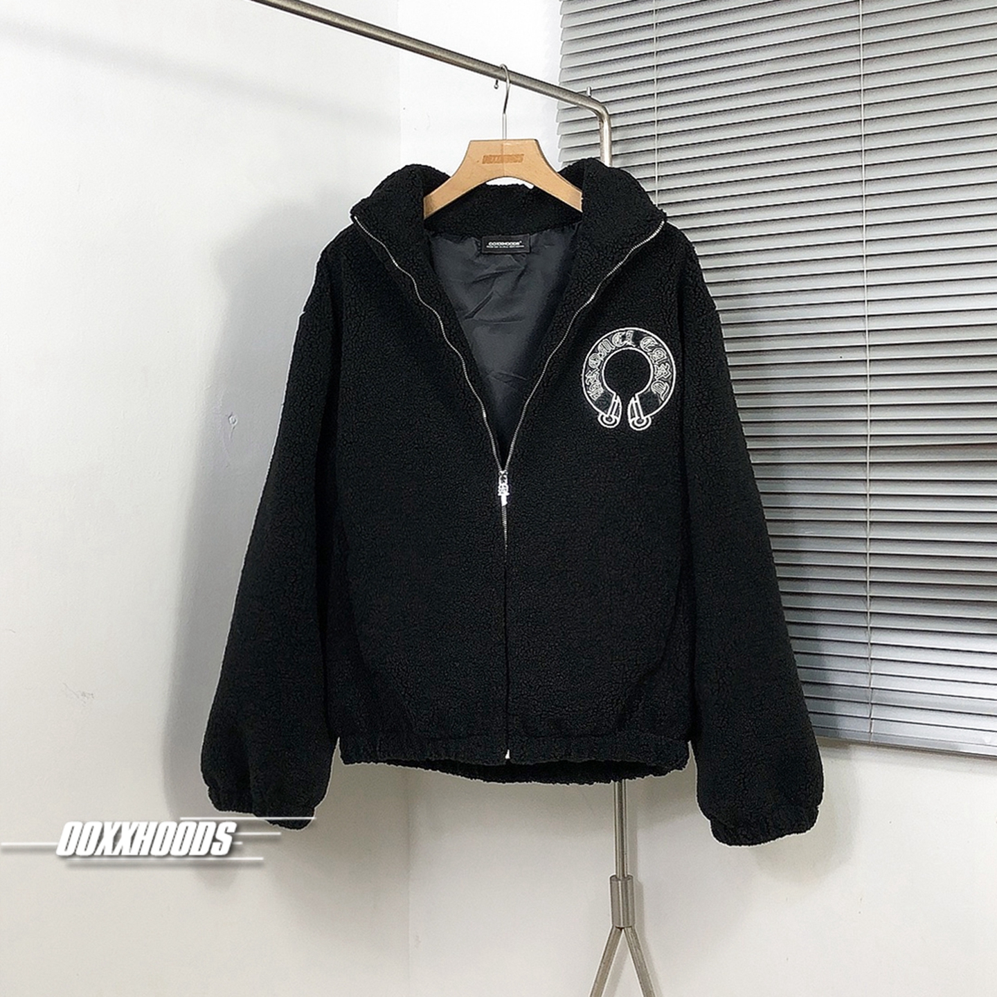 《刺绣贴皮》羊羔绒立领保暖夹克