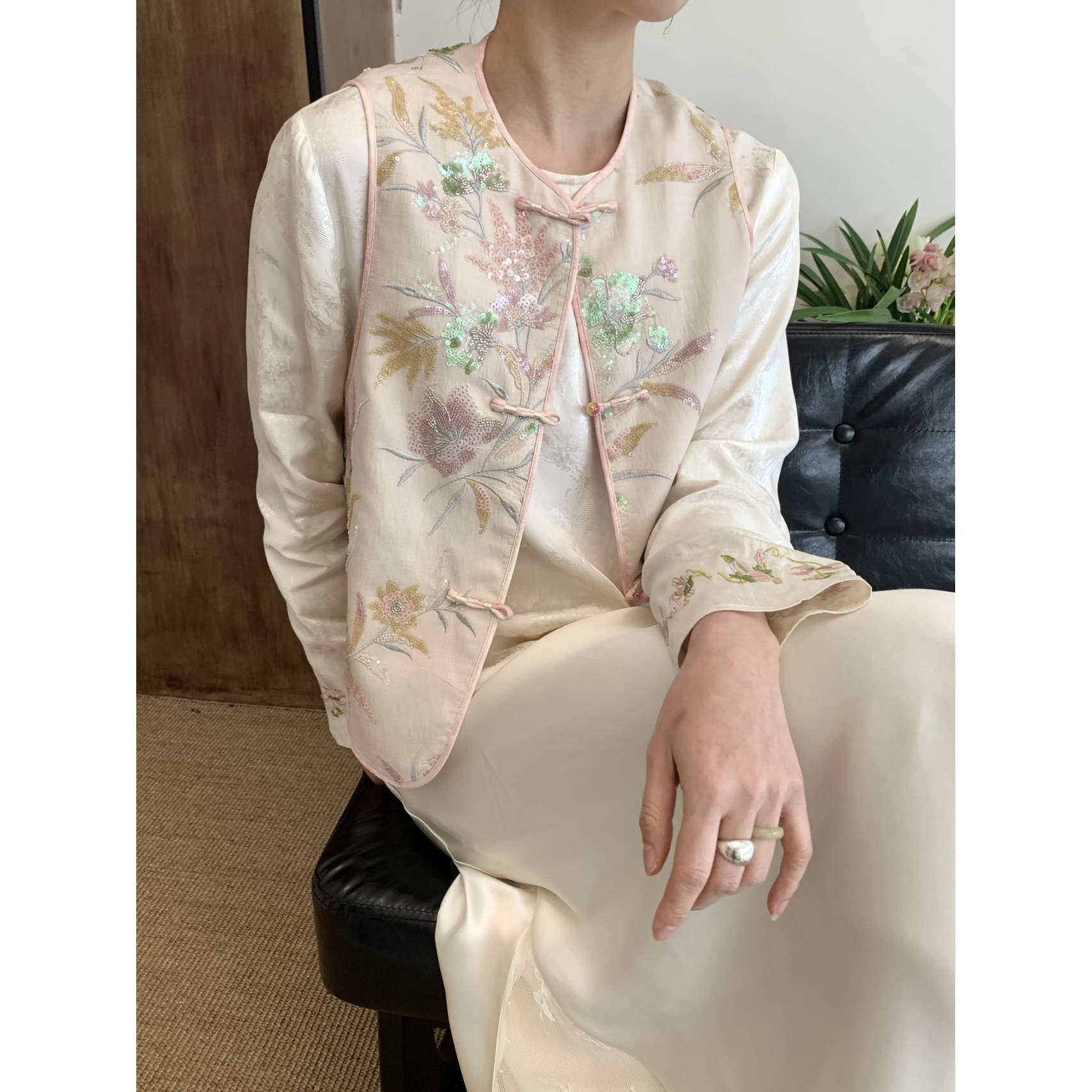 新中式风桑蚕丝刺绣上衣女2026春季新款重工国风马甲气质温柔背心