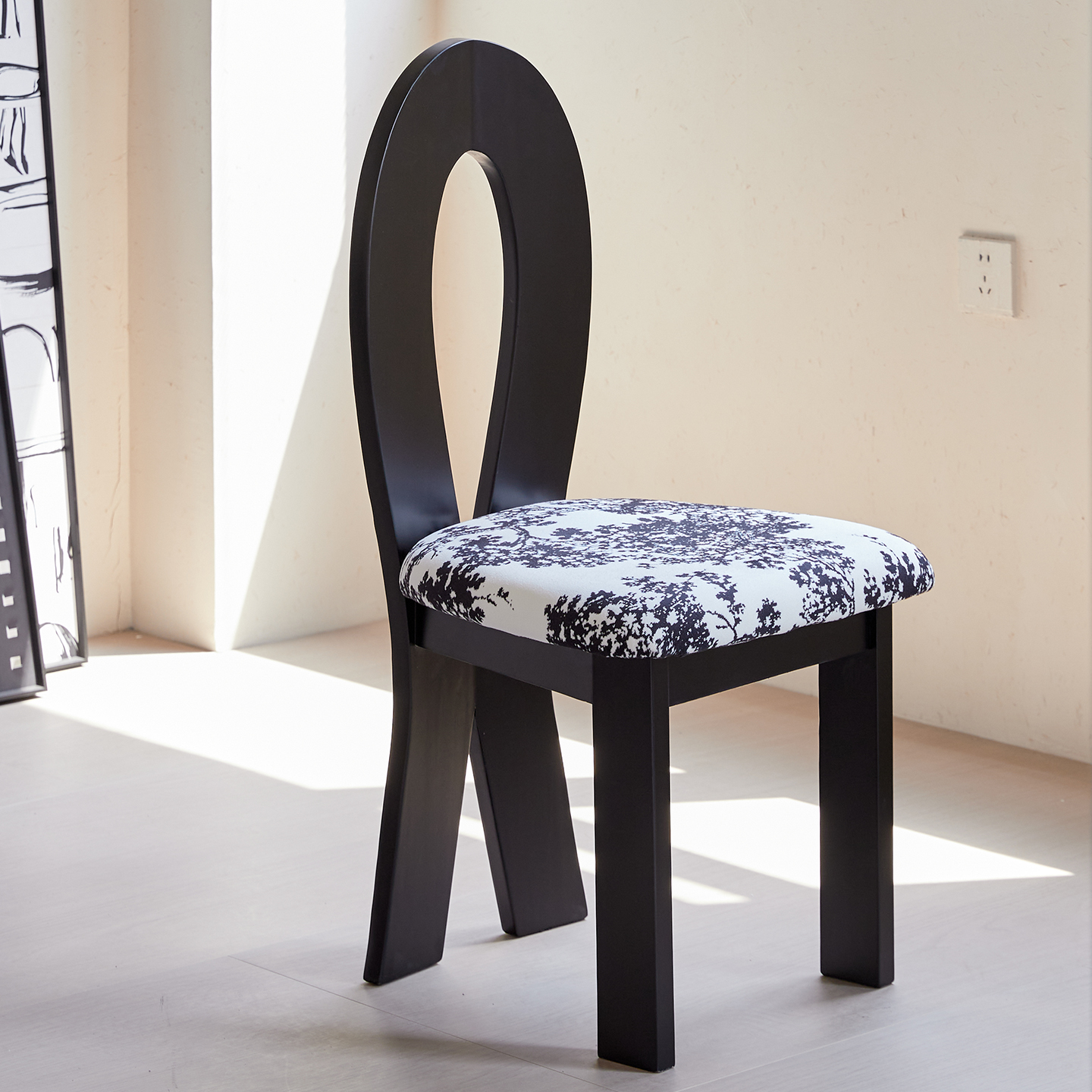 纯实木餐椅正在赔钱冲量