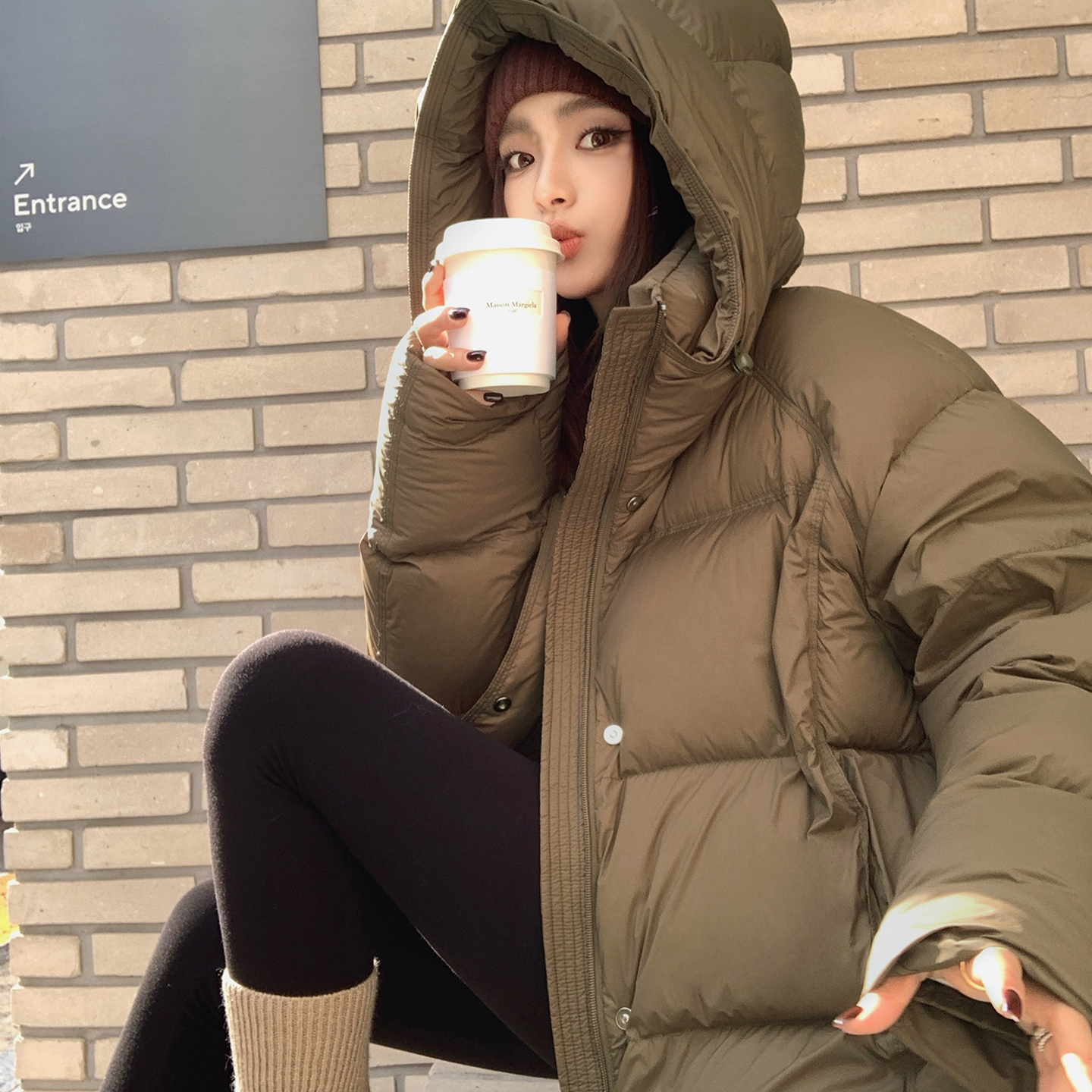 巨好看军绿色90白鸭绒轻盈蓬松泡芙感中长款连帽羽绒服女保暖外套