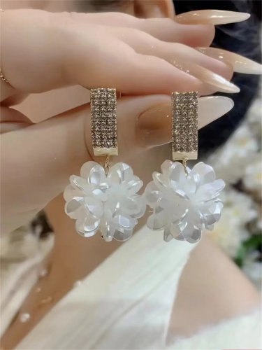 微镶白色花瓣球球耳环女小众设计