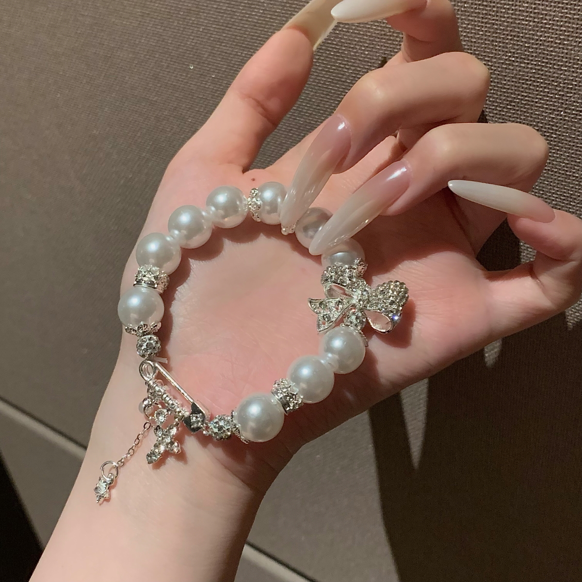 “少女心事”别针蝴蝶结十字架流苏手链高级感百搭千金风珍珠手串