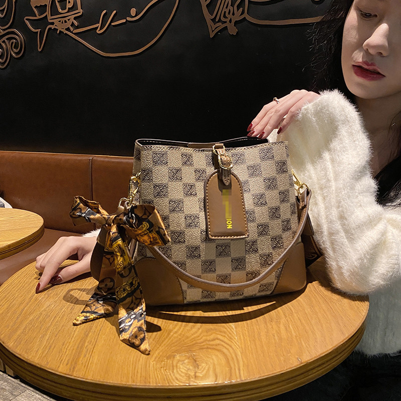 20软面30岁女士夏季新款单肩包40妈妈热天女装水桶包50休闲斜挎包