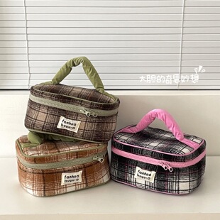 大胆拼色毛呢化妆包简约高级设计款便携耐脏分层大容量手提洗漱包