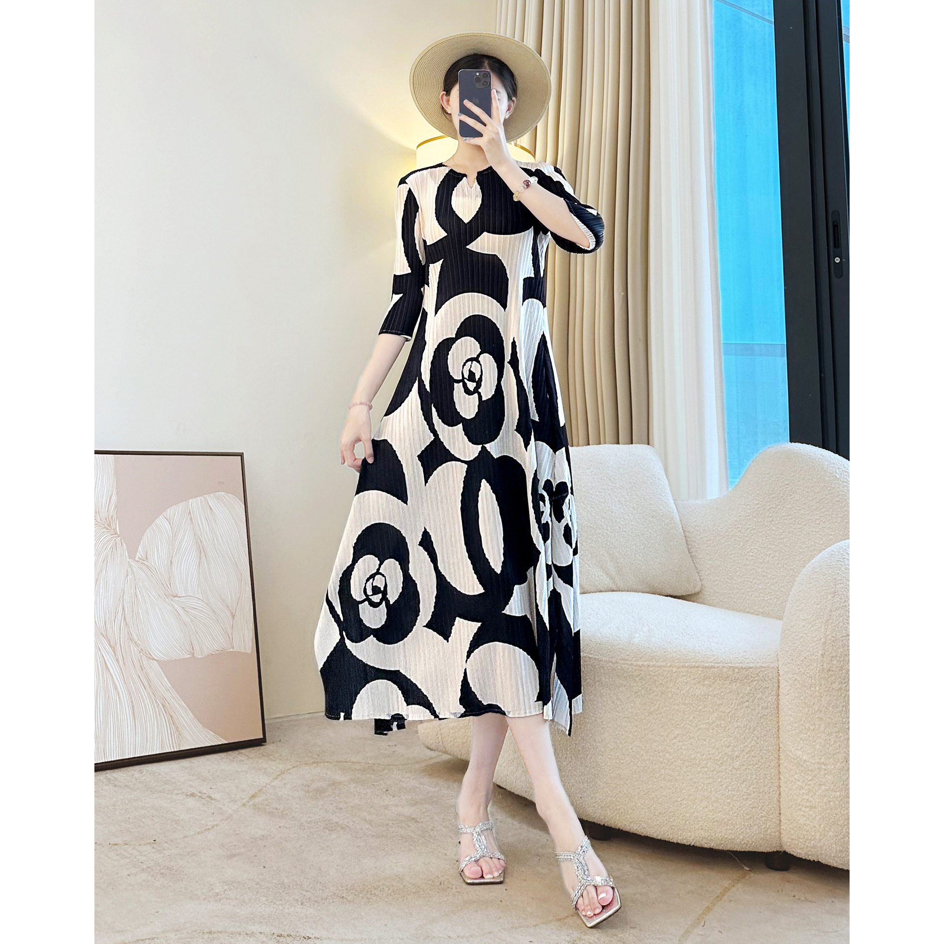高级感褶皱连衣裙女秋季三亚海边度假沙滩裙时尚气质印花压褶长裙