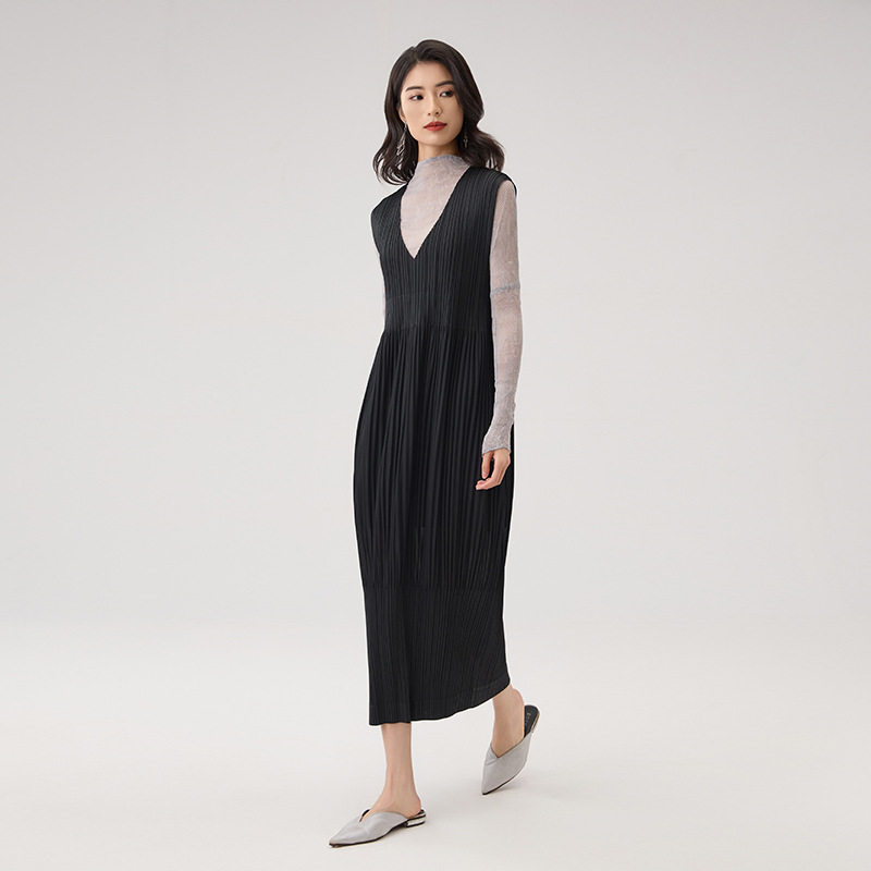 褶皱连衣裙大V领春夏新款气质宽松大码中长款吊带纯色小众背心裙