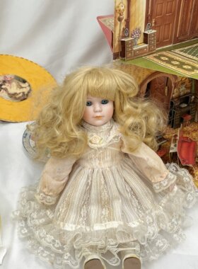 中古复古甜美蕾丝衣服陶瓷娃娃