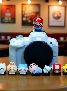 卡通小新热靴盖 适用佳能R50 R100 R8 R9 R10热靴防尘盖R62 R52