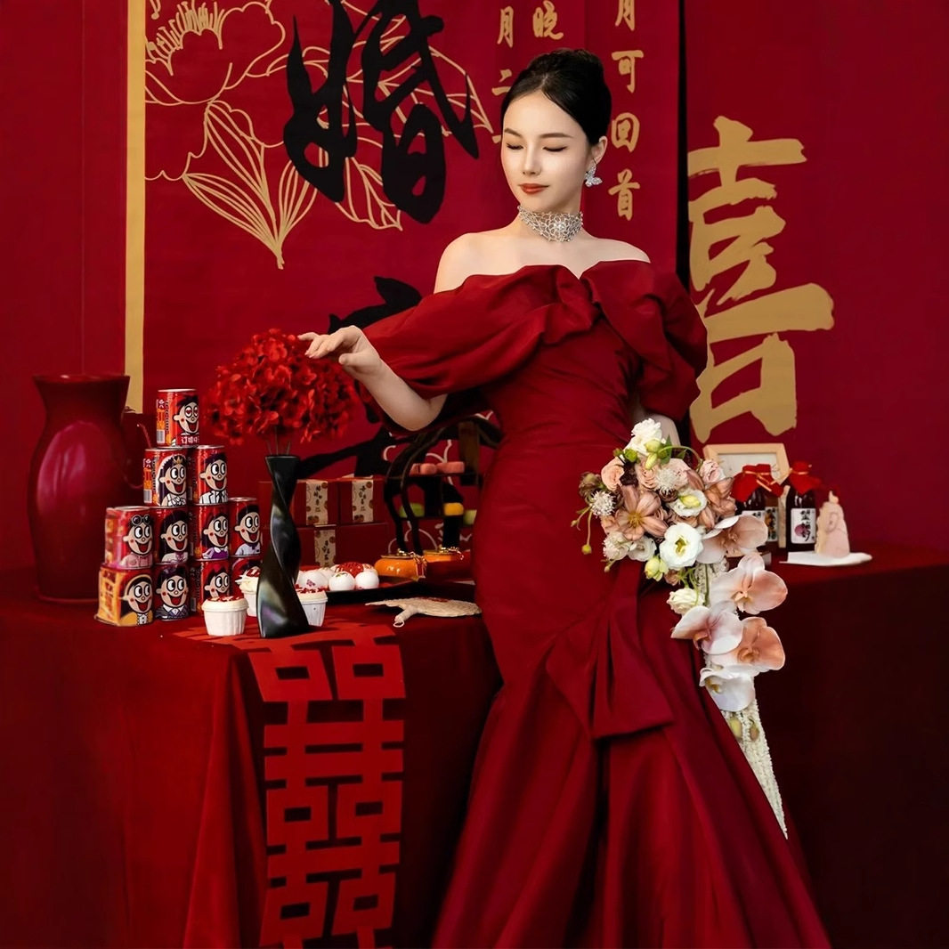 一字肩敬酒服新娘酒红色鱼尾订婚连衣裙高级感主持人晚礼服女气质
