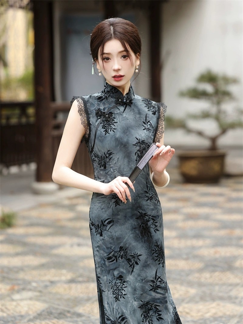 复古改良中国风牛奶丝植绒旗袍女长款无袖2024夏季新款年轻款蚀骨
