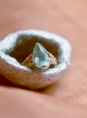 原创设计[艾露恩之泪]-18K黄白金镶嵌奶油体水滴型海蓝宝戒指9码