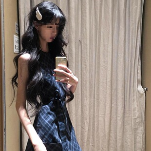 夏日气质穿搭优雅古早少女无袖格纹连衣裙女小众学院风短裙