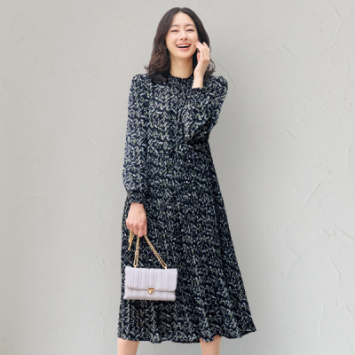 日本代购2025年秋季甜美下摆褶皱小碎花长袖半高领连衣裙 有大码