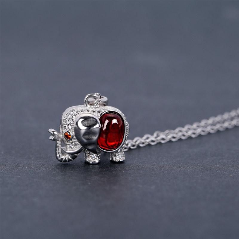 S925纯银大象项链复古时尚吊坠红色石榴石锆石小巧锁骨链颈链饰品