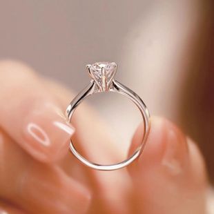 18k白金色莫桑戒指经典 50分六爪钻戒指1克拉钻戒婚戒婚礼拍照轻奢