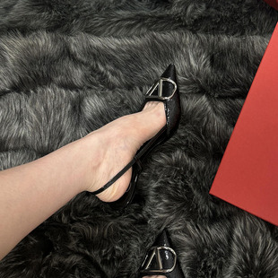 尖头黑色高跟鞋女2025春夏新款V扣细跟一字扣带马毛浅口包头凉鞋