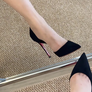 黑色侧空高跟鞋女2025新款春秋尖头性感绝美细跟气质绒面浅口单鞋
