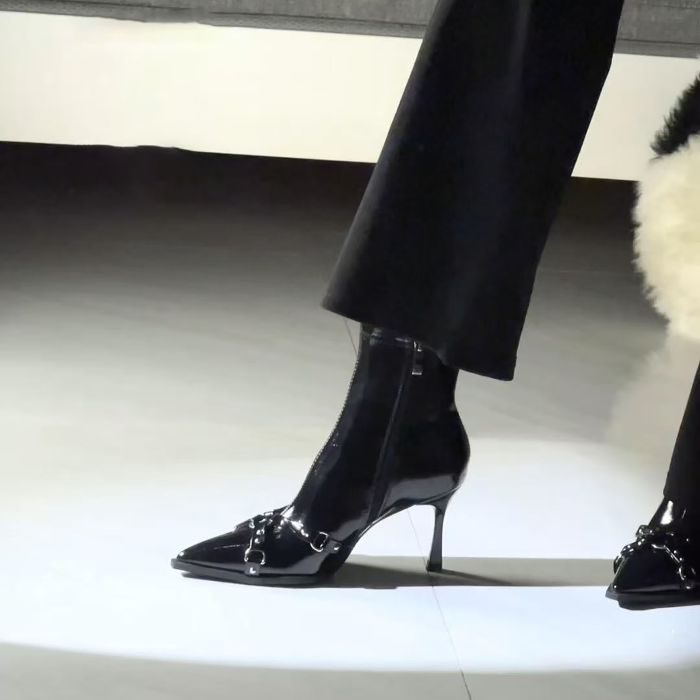 黑色尖头细跟短靴女2025年秋冬新款法式气质高跟铆钉瘦瘦靴单靴子