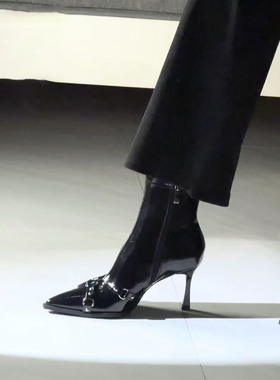 黑色尖头细跟短靴女2025年秋冬新款法式气质高跟铆钉瘦瘦靴单靴子