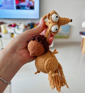 成品手工钩织冰河世纪长脖松鼠玩偶挂件手工编织包包挂件送朋友