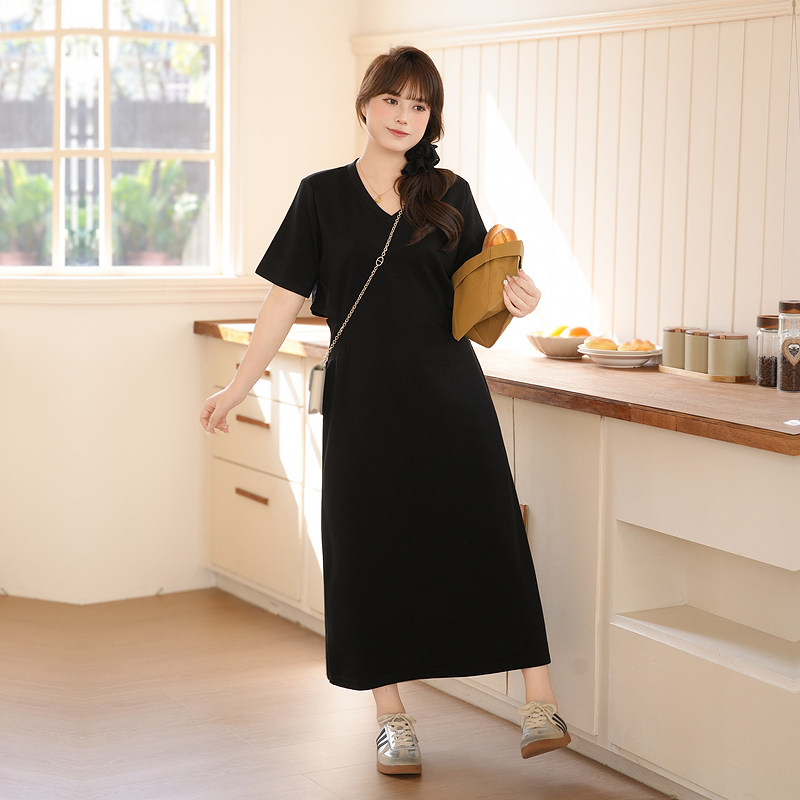 慕翎大码女装黑色V领连衣裙女夏季胖妹妹通勤风遮肉显瘦收腰长裙
