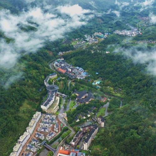 观景+吸氧+泡温泉三重享受 85%森林覆盖率，住进森林竹海中 亲子出行好去处，入住期间可享手工DIY活动、温泉体验等 1-2晚可选，2晚可拆分使用，超长有效期至11月底