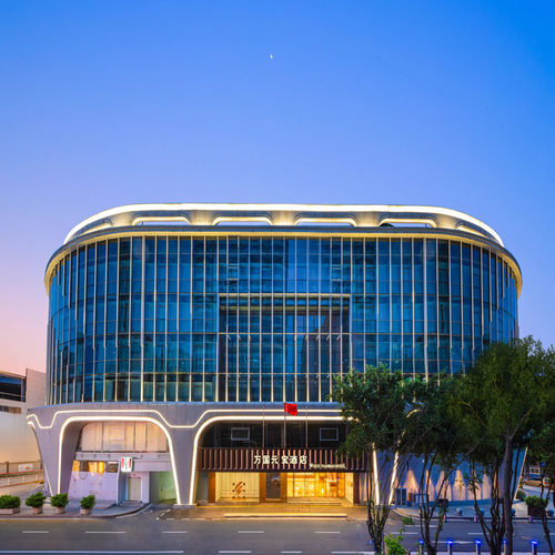 地处繁华的珠江新城与五羊新城商圈，交通便利 集客房、餐饮、健身、商场为一体的综合性酒店 2晚可拆分使用，国庆可用 花呗可囤，不约可退